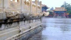 北京太庙上演龙吐水景观,引得游